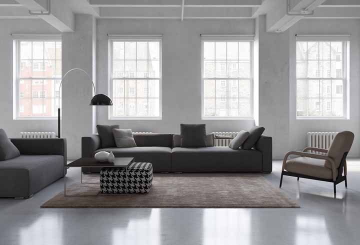 Sala moderna e minimalista apostou na uniformidade do piso de resina epóxi