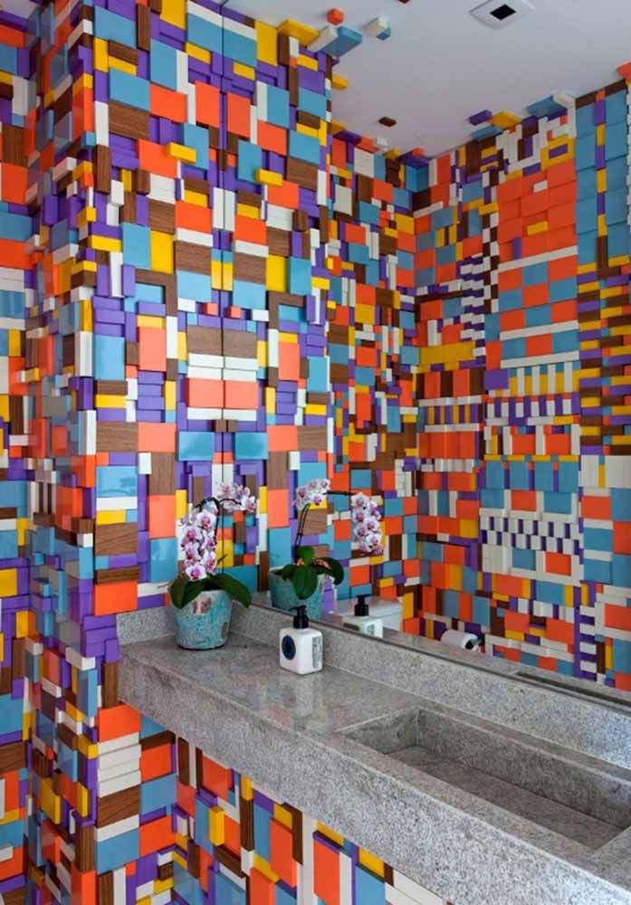 O espelho do banheiro duplica a parede colorida em 3D