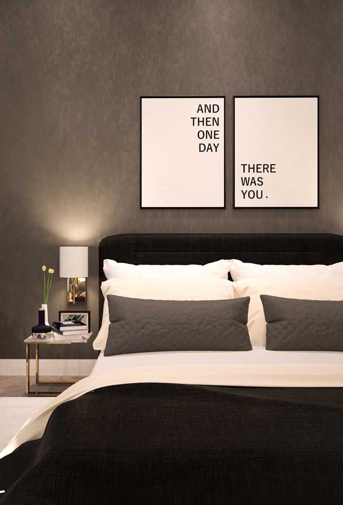 Um quarto de casal moderno e minimalista, onde o preto e o branco são as cores principais; destaque para a parede de cimento queimado e a luminária de parede