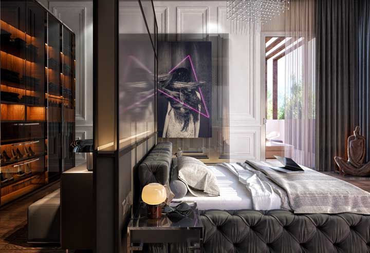 Divisória de vidro separa com delicadeza o quarto do closet; na decoração do quarto o mix equilibrado entre elementos modernos e clássicos é marcante