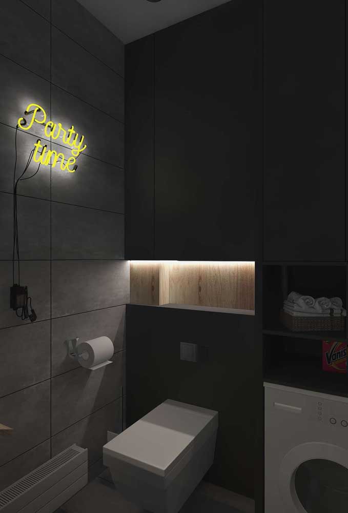 Fita de LED destaca o nicho desse banheiro; para completar o projeto um letreiro iluminado na parede