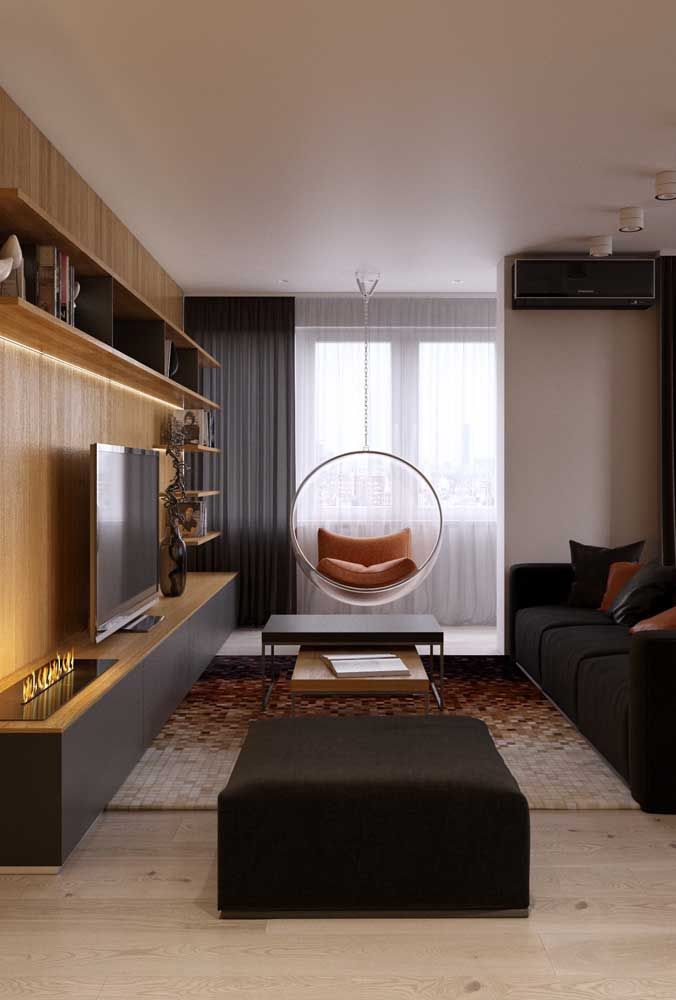 Neutralidade e elegância com o preto e a madeira nessa sala de estar moderna pequena