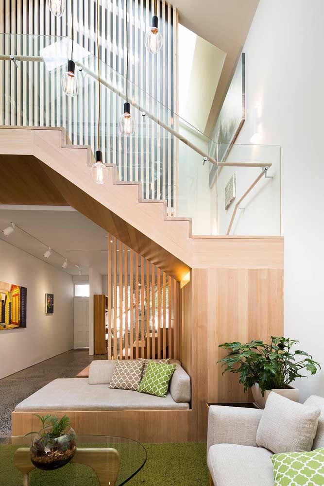 O verde, o branco e o tom amadeirado formam a combinação perfeita dessa sala de estar moderna