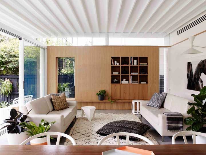 Sofá branco e tapete marroquino fecham a proposta de conforto dessa sala de estar moderna