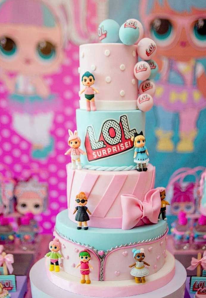 O bolo de andares foi o lugar escolhido para expor as diversas bonequinhas LOL da aniversariante