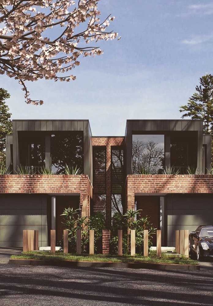 A modernidade do aço unida à rusticidade do tijolinho para compor esse projeto de casas geminadas lindo e acolhedor