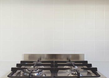 Conceito limpeza de fogão de inox