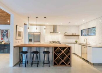 Adega de madeira: dicas para usar e modelos na decoração