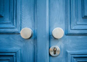Como pintar porta de madeira