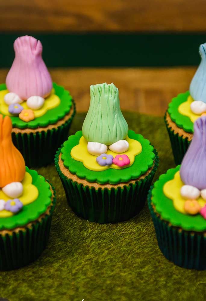 Os cupcakes são doces que não podem faltar nas festas infantis. Para personalizar com o tema Trolls use pasta americana.