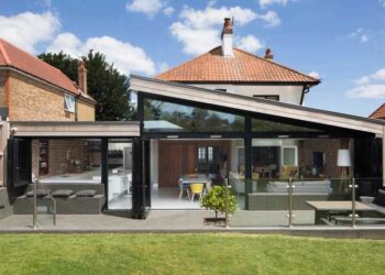 Muro de vidro: o que é, vantagens e projetos de diversos ambientes