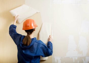 Como tirar papel de parede: saiba como remover passo a passo