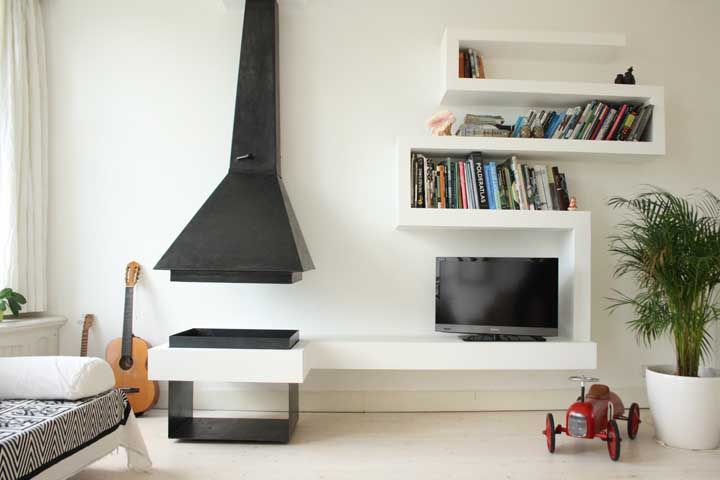 TV, livros, lareira e um violão: tudo aquilo capaz de proporcionar bons momentos reunidos em um só lugar
