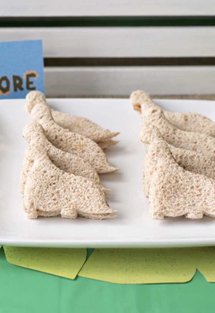Sirva os sanduíches de forma diferente. Corte-os no formato de dinossauros para ficar dentro do tema da festa.