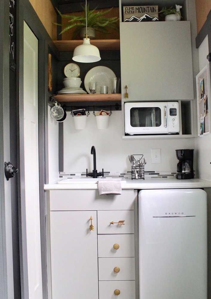 O vão deixado pelo mezanino criou a possibilidade de um closet dentro da mini casa