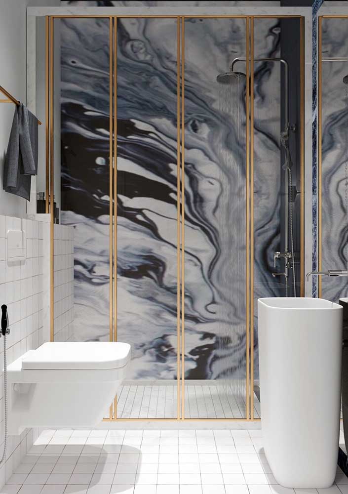 The marbled effect and the golden frame are the highlights of this luxurious bathroom