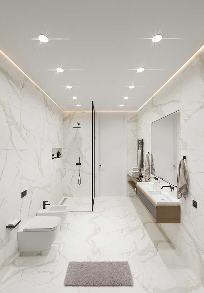 This large luxury bathroom bet on light colors to look even bigger