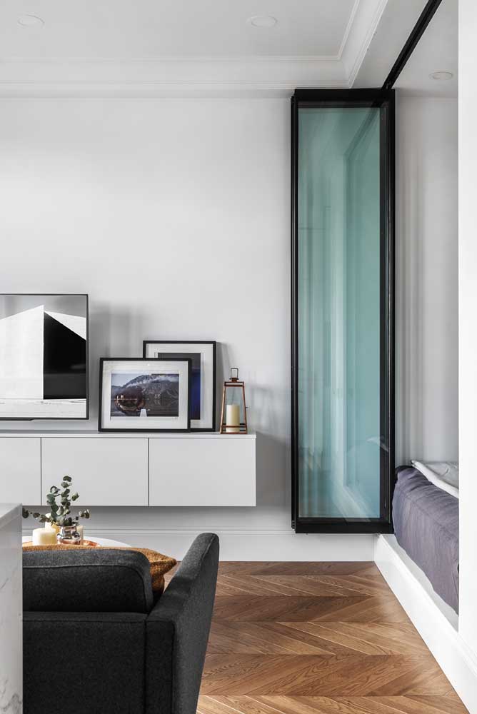 Rack suspenso branco com portas: uma opção mais neutra para uma sala de estar simples