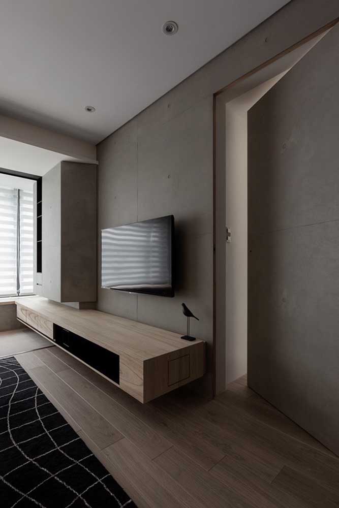 Rack suspenso branco com portas: uma opção mais neutra para uma sala de estar simples