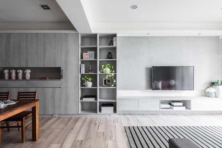 Nessa casa de ambientes integrados, o rack ajuda a demarcar o limite entre sala de estar e sala de jantar