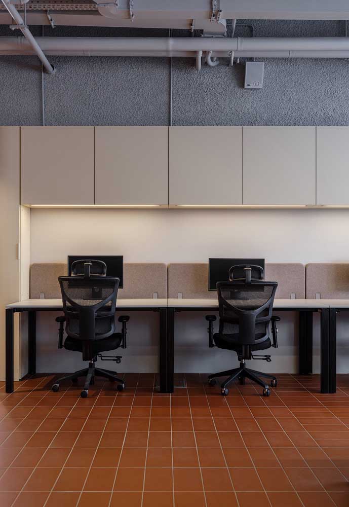 Uma inspiração de escritório simples e tradicional, onde os móveis planejados trazem mais funcionalidade ao ambiente