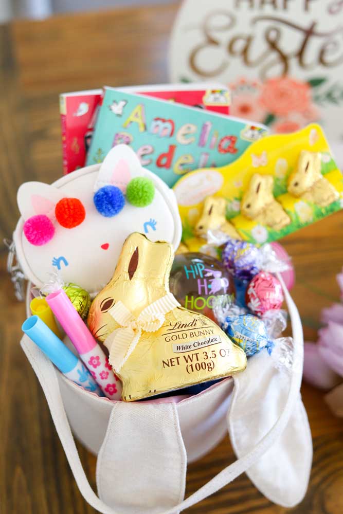 Pequena cesta de Páscoa feita com papel crepom, no interior coelho e ovinhos de chocolate