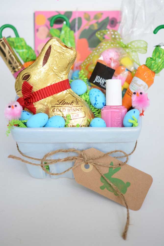 Linda essa cesta de Páscoa no baldinho com coelhos e ovinhos de chocolate