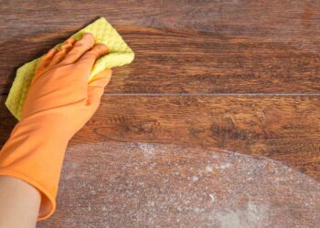 Como limpar piso encardido: veja passo a passo e cuidados essenciais