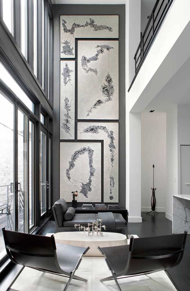 O cúmulo da elegância e da sofisticação é essa sala de pé direito duplo decorada em tons de cinza, branco e preto
