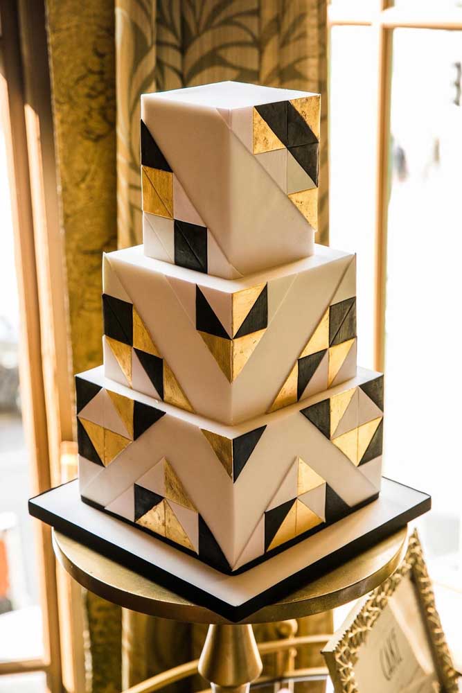 Esse bolo mais parece com várias caixas de presente. Uma ótima opção para casamento.