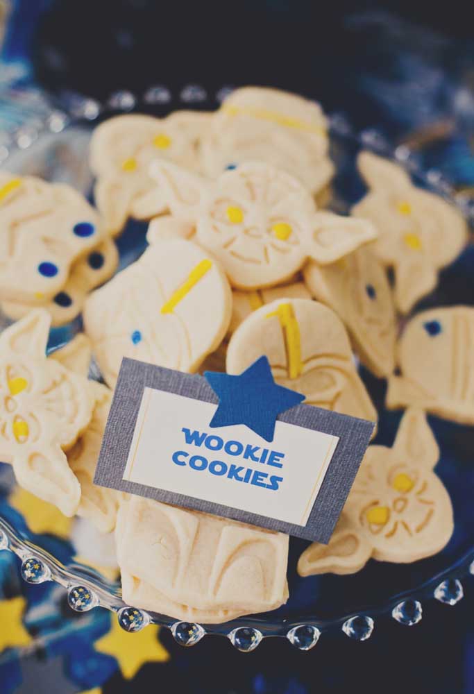 Prepare alguns cookies com a carinha dos personagens do Star Wars.