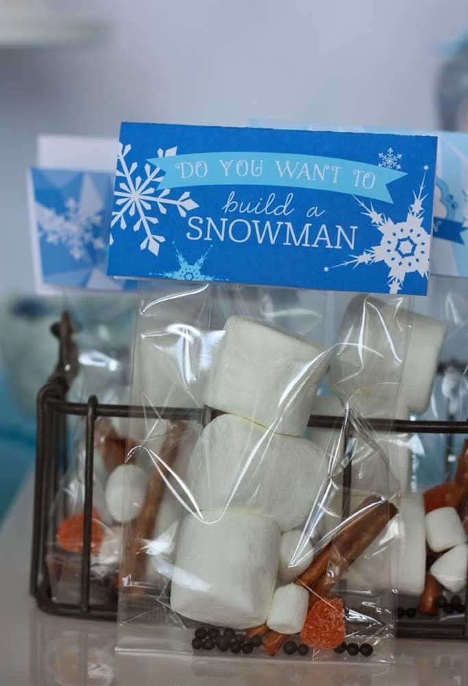 Olha que ideia legal de lembrancinha! Os marshmallows e as balinhas de goma são um convite para as crianças montarem o próprio boneco de neve