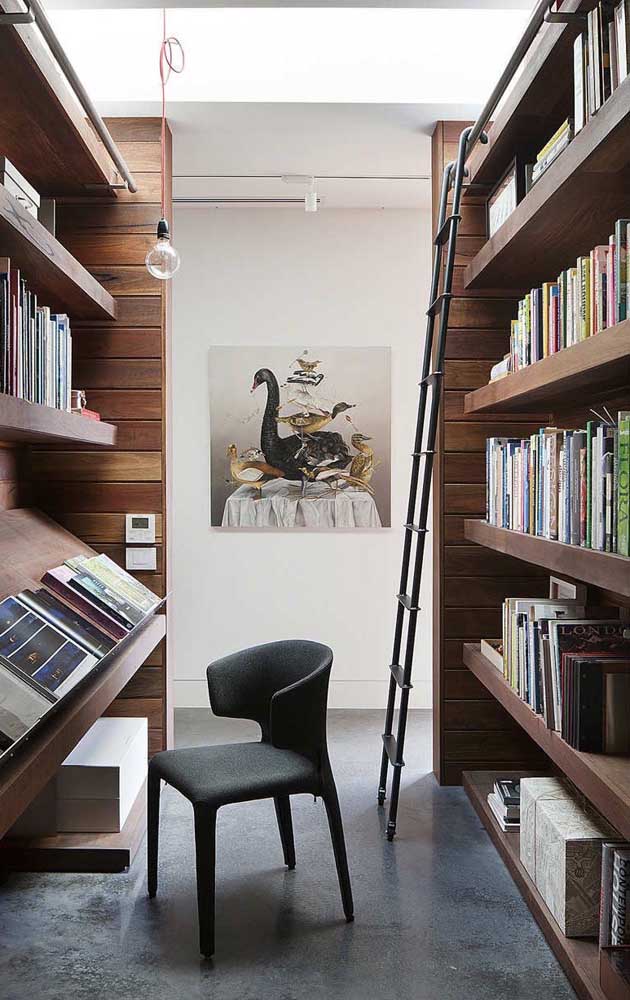 Se a sua intenção é manter uma estante de livros mais tradicional, aposte no modelo feito de madeira.