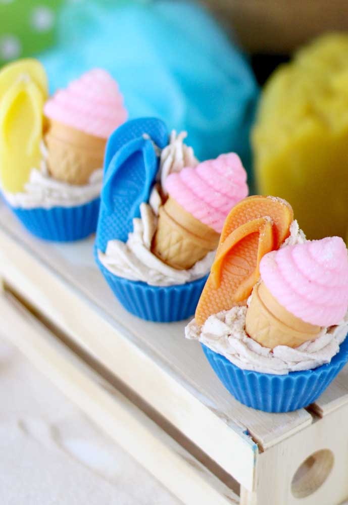 E o que é esse cupcake com a decoração de sorvete e sandália havaiana? Simplesmente perfeito!