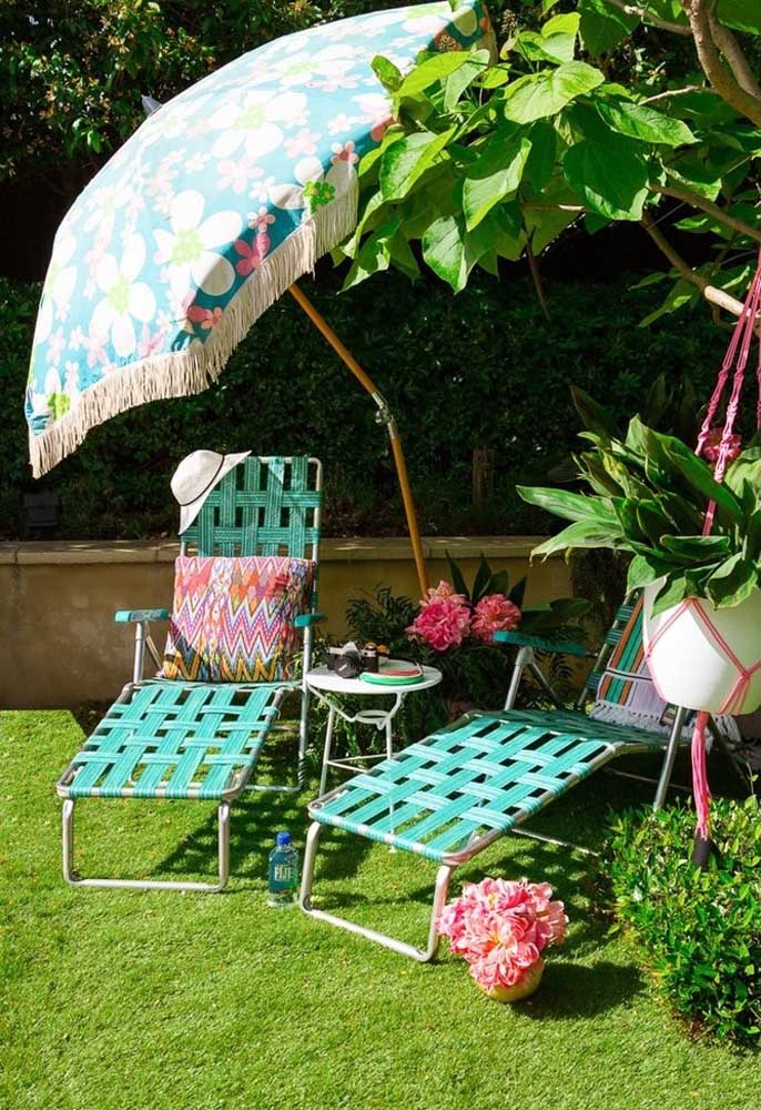 Deixe seus convidados relaxarem na cadeira de praia protegidos do sol.