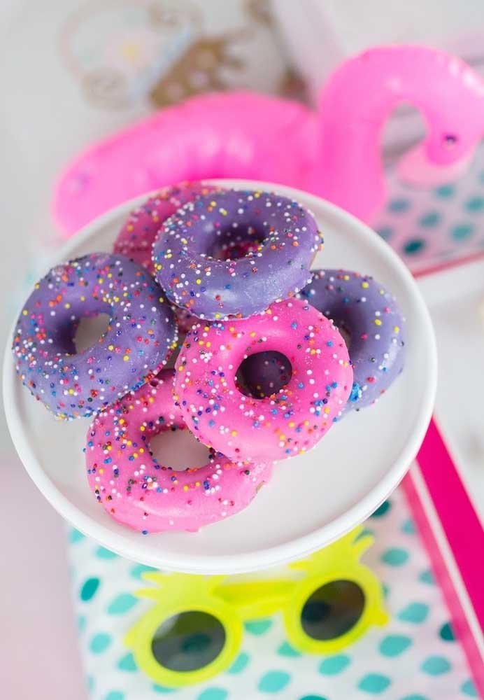 Que tal servir donuts coloridos na sua festa pool party?