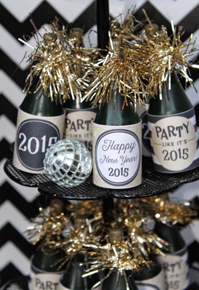 Que tal deixar todos os itens da festa de ano novo personalizados? Para isso, prepare alguns rótulos para as bebidas.