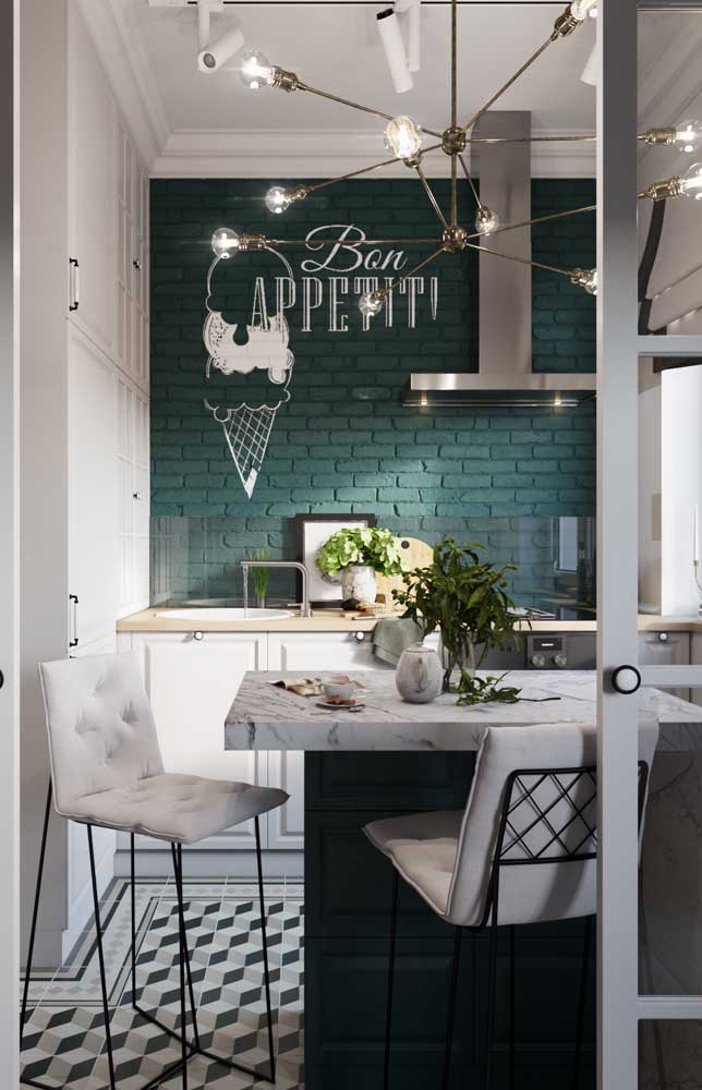 Pintados de verde, os tijolos ecológicos dessa cozinha se harmonizam perfeitamente com a decoração contemporânea 
