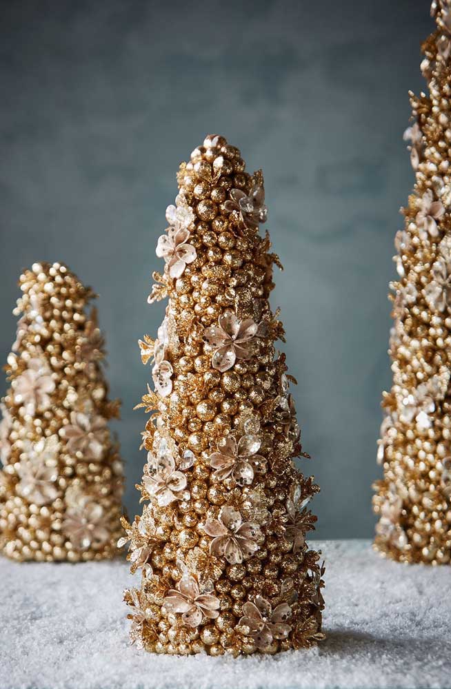 Mini árvore de natal dourada feita com pisca pica de bolinhas; ótima inspiração DIY