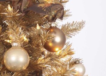 Árvore de Natal dourada: 60 inspirações para decorar com a cor