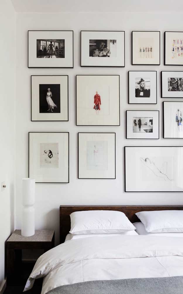 Quadros Tumblr de fotos criando um verdadeiro mural na parede da cabeceira da cama