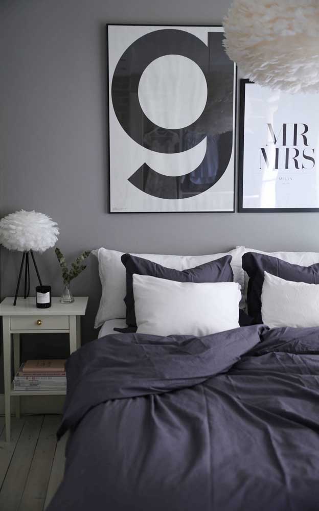 O quarto moderno de casal trouxe uma composição de quadros Tumblr cheia de estilo