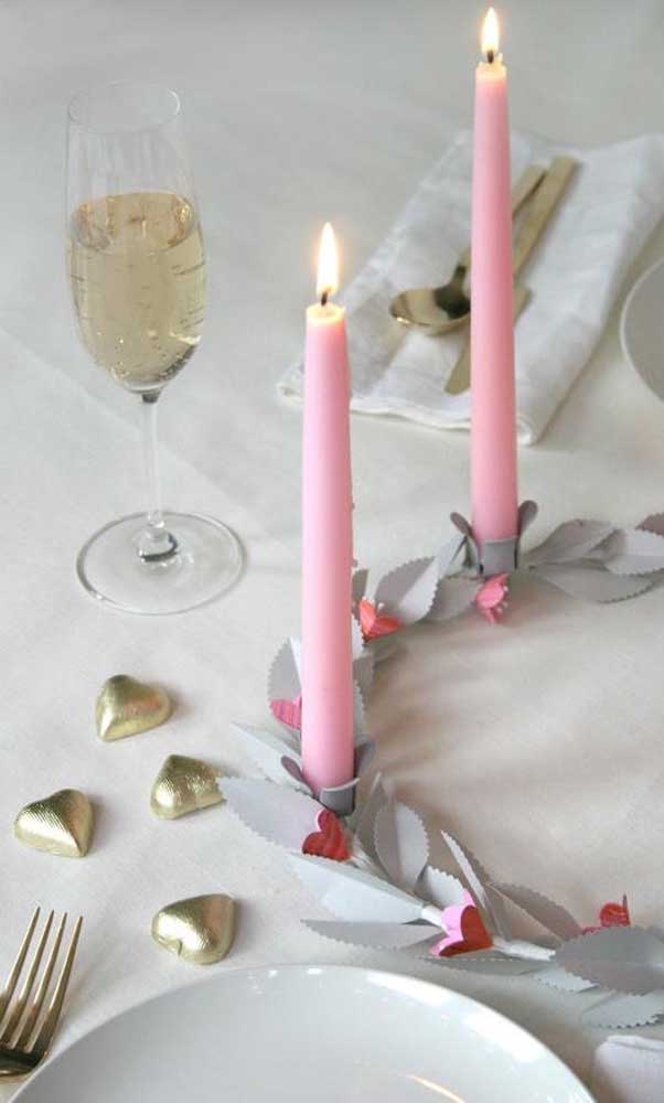Inspiração de decoração para as Bodas de Papel do casal: corações, velas e champagne