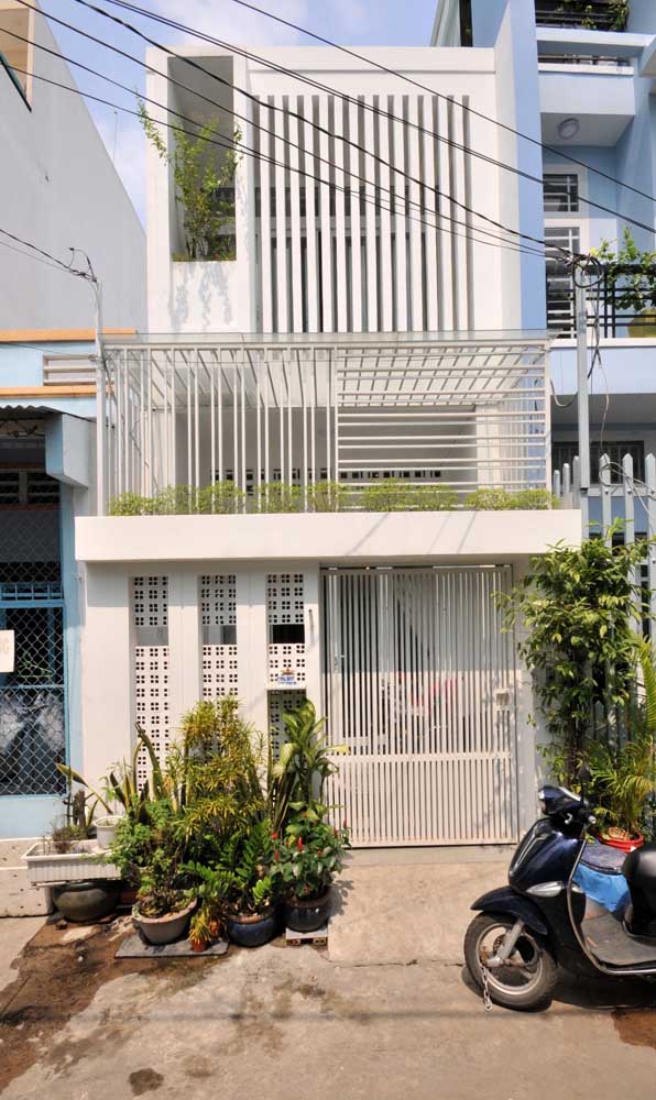 Fachada de uma casa duplex simples com três pavimentos