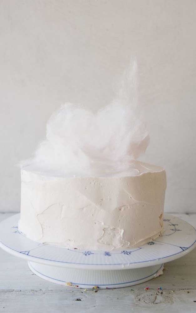 Uma inspiração simples de como decorar o bolo para as Bodas de Algodão; note que o topo do bolo traz um generoso pedaço de algodão doce