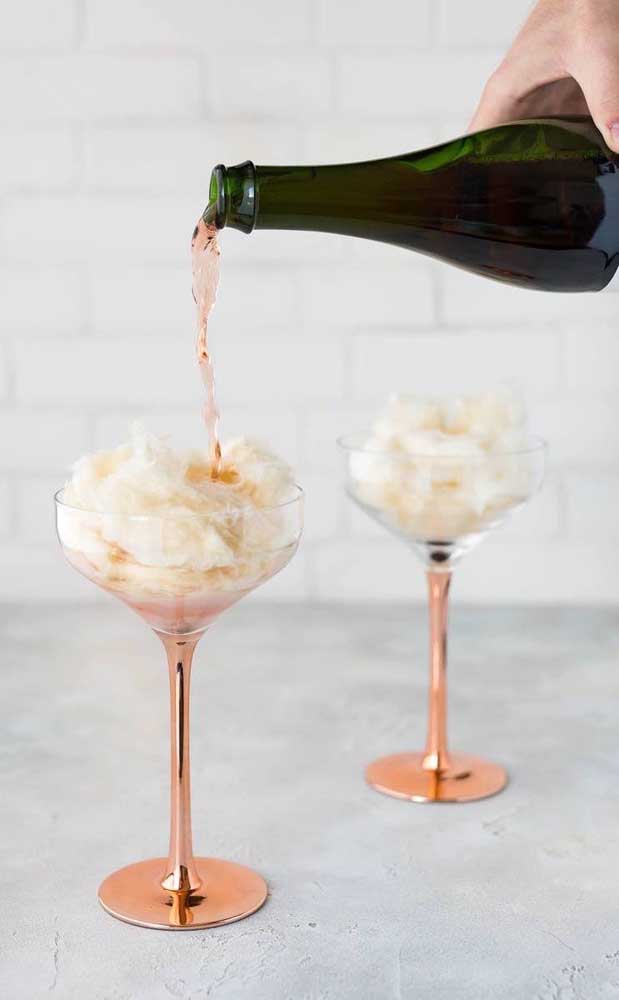 Um jeito diferente de servir o champagne é colocando algodão doce na taça