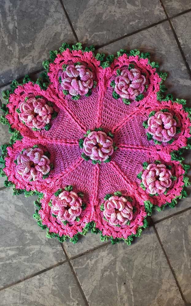 Flor de crochê no formato e nas delicadas aplicações