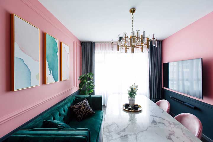 Que luxo essa sala decorada em tons de salmão e verde! Repare que as texturas são parte integrante desse conjunto sofisticado e contemporâneo 