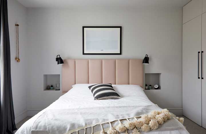 Quer algo moderno e minimalista usando a cor salmão? Então inspire-se nesse quarto
