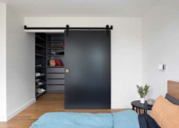 Quarto de casal com closet: vantagens, dicas e projetos inspiradores